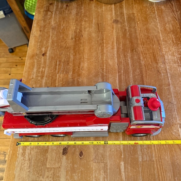 Paw Patrol Ultimate Rescue Marshall Fire Truck 03 w/ Lights, Sounds & Ladder - Picture 4 of 5